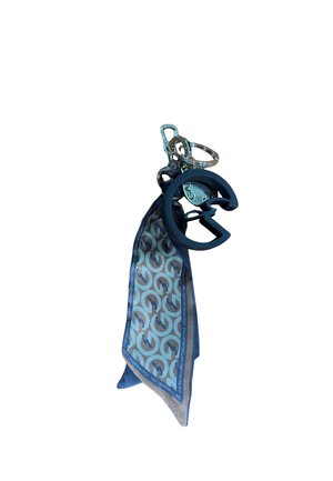 Portachiavi in tessuto blu con motivo, con anelli in metallo e un grande ciondolo a forma di lettera G blu scuro.
