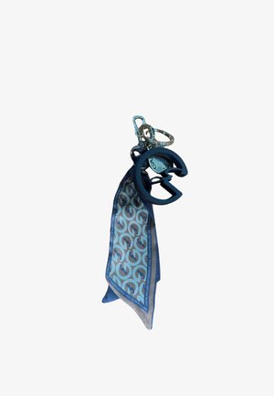 Portachiavi in tessuto blu con motivo, con anelli in metallo e un grande ciondolo a forma di lettera G blu scuro.