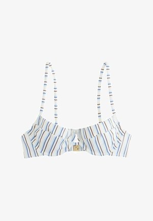 Fehér és kék csíkos melltartó vékony állítható pántokkal és merevítőkosarakkal, fehér háttéren laposan elhelyezve.