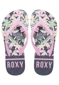 Et par flip-flops med lyserøde stropper, blomstret tryk på sålen i pastelfarver, og "ROXY" tekst i lyserød på den mørke sål nær tæerne.
