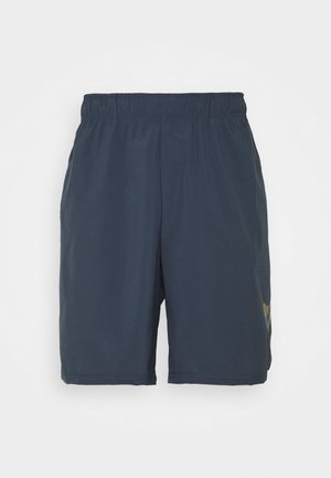 Short de sport bleu marine à taille élastique avec poches latérales et un petit motif près de l'ourlet inférieur sur la jambe droite.