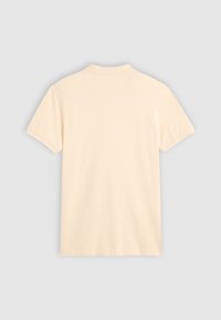 Polo beige à manches courtes avec col, vu de dos sur un fond gris clair uni.