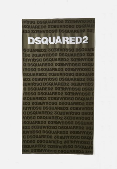 Tumši zaļš taisnstūra audums ar atkārtotu "DSQUARED2" tekstu melnā krāsā un lielu baltu "DSQUARED2" logo centrā tuvāk augšai.