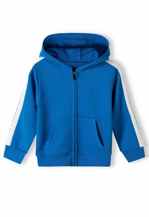 Sweat à fermeture éclair bleu avec une poche frontale, une capuche et des accents blancs sur les côtés. Fabriqué en tissu doux, il présente des poignets et un ourlet à côtes.