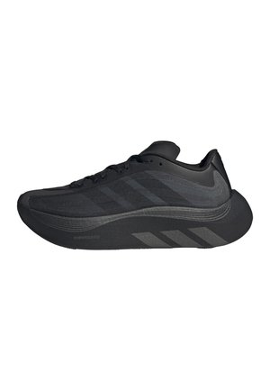 Chaussure de course athlétique noire avec semelle épaisse et rembourrée, tige en mesh, fermeture à lacets et bandes latérales discrètes.
