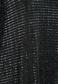 Svart tyg med ett strukturerat mönster som bildas av små, glänsande, silver- och metallfärgade prickar och rutor, vilket skapar en reflekterande yta.