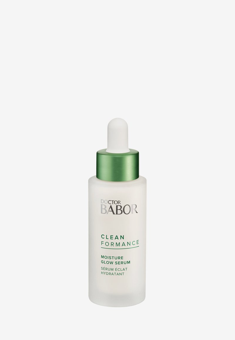 Bottiglia di vetro trasparente satinato con un tappo contagocce bianco. Accento verde sul tappo. Il testo dell'etichetta include "Doctor Babor Clean Formance Moisture Glow Serum."