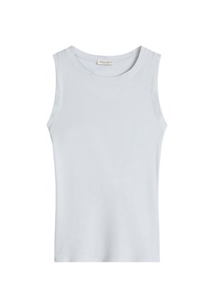 Weißes ärmelloses, geripptes Baumwoll-Top mit rundem Ausschnitt, Flachlage auf weißem Hintergrund.