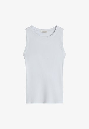 Weißes ärmelloses, geripptes Baumwoll-Top mit rundem Ausschnitt, Flachlage auf weißem Hintergrund.