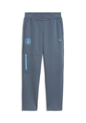 Szare spodnie sportowe z elastycznym pasem, jasnoniebieskie logo Puma na prawym udzie, emblemat Manchester City na lewym udzie oraz kieszeń na zamek na lewej nodze.