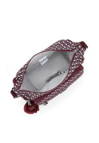 Texturierte Handtasche mit geometrischem Muster in kastanienbraun, rot und cremweiß. Mit einem Reißverschlussverschluss, einem Pom-Pom-Akzent und einer hellgrauen Innenauskleidung.