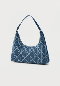 Τσάντα από τζιν με καμπυλωτή σιλουέτα, ανοιχτό μπλε σχεδιασμό με μοτίβο, κλείσιμο με φερμουάρ και ρυθμιζόμενο λουρί ώμου σε ταιριαστό μπλε χρώμα.