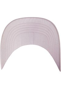 Viziere roz deschis, cu o suprafață din material neted, formă rotundă și mai multe linii cusute de-a lungul marginii pentru un detaliu suplimentar.