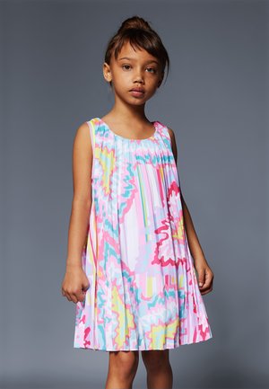 Robe colorée affichant un design plissé avec des motifs rose, bleu et jaune. Sans manches avec un col rond, coupe au genou.