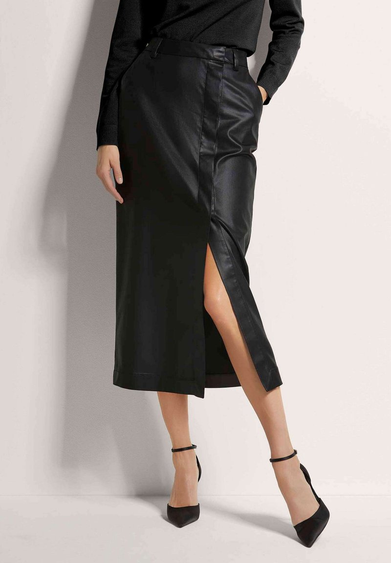 Schwarzer Leder-Midi-Rock mit hohem Schlitz, glatter Textur und seidigem Finish, ergänzt durch einen taillierten Bund und minimale Akzente.