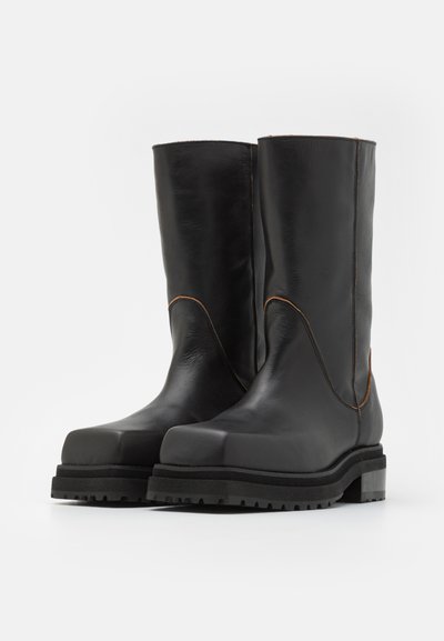 ECKHAUS LATTA STACKED BOOT UNISEX - Botas - black/brown