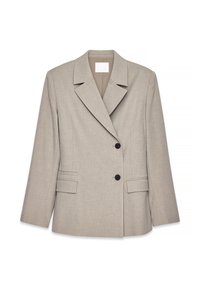 Helles beige maßgeschneidertes Blazer mit breiten Revers, zwei schwarzen Knöpfen und aufgesetzten Taschen an der Vorderseite, auf weißem Hintergrund präsentiert.