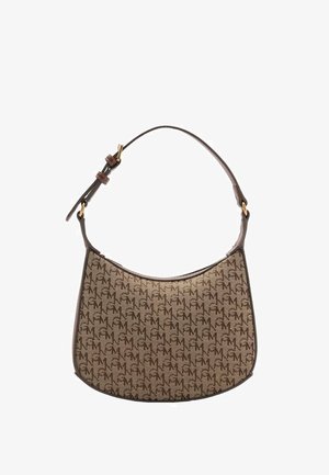 Sac à épaule marron à motif monogramme avec sangle réglable et boucle dorée sur fond blanc.