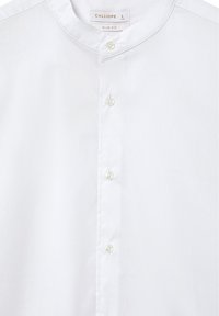 Weißes Slim-Fit-Hemd mit Rundhalsausschnitt, ausgestattet mit fünf Knopfverschlüssen und glatter Textur. Das Etikett trägt die Aufschrift "CALLIOPE L, SLIM FIT."