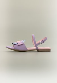 Πέδιλο από μοβ δέρμα με ανοιχτή μύτη, λουρί πίσω, ανοιχτό ροζ λεπτομέρειες και διακοσμητικό με πεταλούδα στο μπροστινό μέρος. Σχεδιασμός με επίπεδη σόλα.