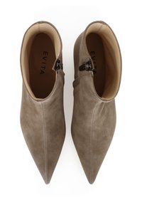 Stivaletti in suede taupe alla caviglia con design a punta, dotati di chiusura con zip e dettagli metallici. Texture liscia e dettagli di cucitura minimi.