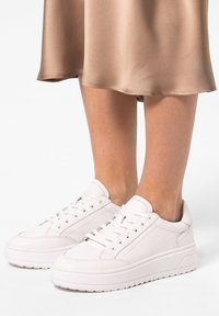Manfield Trainers - weiß