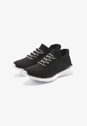 Schwarze Stricksneaker mit einer strukturierten Oberseite, elastischen Schnürsenkeln und einer weißen, gepolsterten Sohle. Merkmale einen glänzenden schwarzen Akzent entlang der Kante der Sohle.