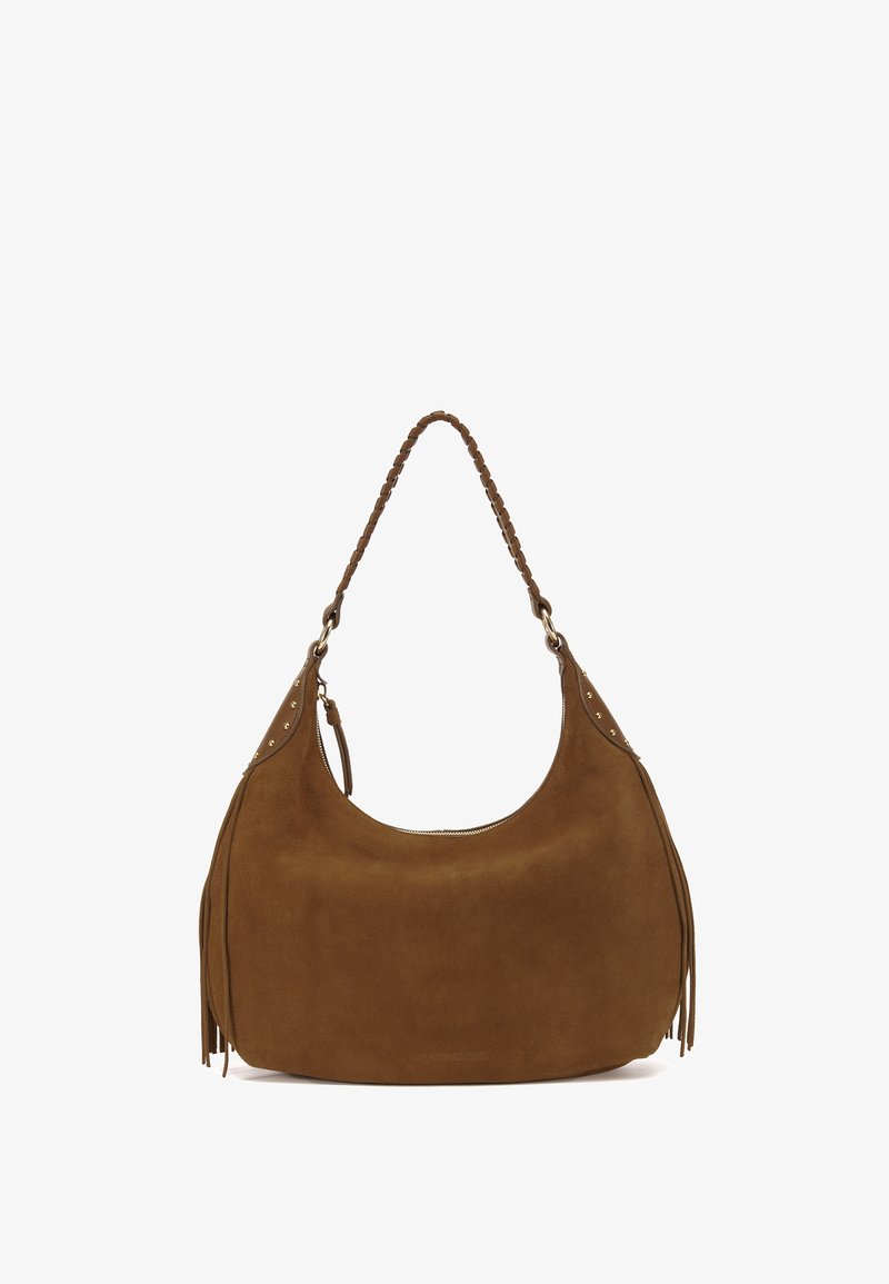 Sac hobo en daim marron avec bandoulière tressée, clous dorés près des attaches de la bandoulière et détails à franges des deux côtés.
