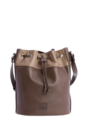 Bolsa tipo bucket de cuero marrón y beige con correa ajustable y cierre de cordón, que presenta un pequeño logo en relieve en la parte frontal.