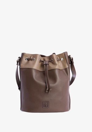 Bolsa tipo bucket de cuero marrón y beige con correa ajustable y cierre de cordón, que presenta un pequeño logo en relieve en la parte frontal.