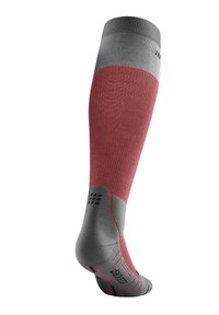 Calza compressiva con un corpo rosso e parte superiore e tallone grigi. Texture a coste, dettagli neri sulla punta e sul tallone offrono una presa aggiuntiva.