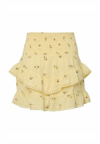 Falda amarilla de capas con estampado floral, confeccionada en una tela texturizada. Presenta dobladillos con volantes y bordes en forma de escallo, enfatizando un diseño ligero y juguetón.