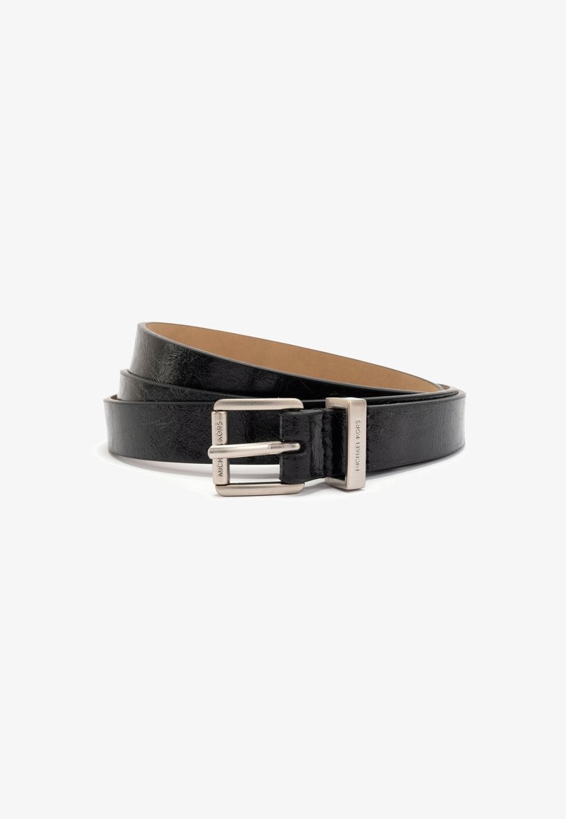 Ceinture en cuir noir roulée avec une boucle rectangulaire argentée gravée du nom de la marque Michael Kors.