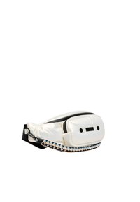 Witte gewatteerde heuptas met een zwarte rits, met een opvallende ronde vorm en een gevlochten band in zwart, blauw en roze accenten.