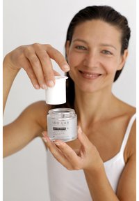 Słoik z kremem IDO-LAB Revive Forté, srebrna etykieta z czarnym tekstem. Biała pokrywka uniesiona nad słoikiem; krem ma kremową i gęstą konsystencję.