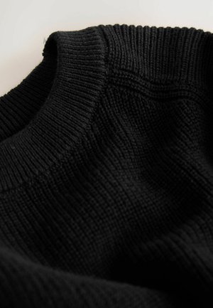 Schwarzer Strickpullover mit einem gestuften Halsauschnitt und strukturiertem Stoff. Das Design zeichnet sich durch ein weiches, gewebtes Aussehen ohne Muster oder Hardware aus.