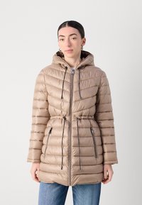 Giubbotto imbottito beige con cuciture orizzontali, cappuccio rimovibile, vita cinchata e cerniere frontali. Texture liscia e design leggero.