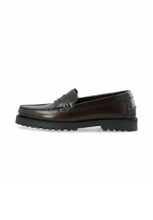 Mocassin en cuir marron foncé avec semelle extérieure crantée en caoutchouc noir et détail d'une bride penny, vu de côté sur fond blanc.