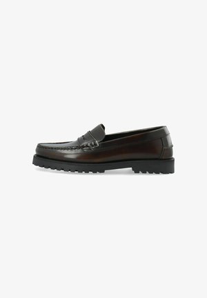 Mocassin en cuir marron foncé avec semelle extérieure crantée en caoutchouc noir et détail d'une bride penny, vu de côté sur fond blanc.