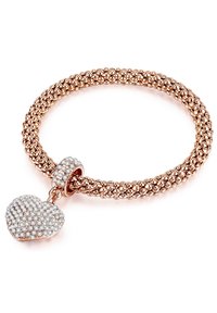 Pulsera de oro rosa con diseño trenzado, que presenta un charm con forma de corazón incrustado de cristales transparentes y un cierre decorativo.