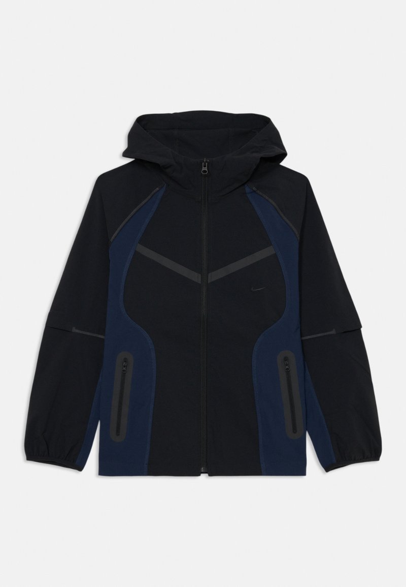Veste à capuche noire et marine avec fermeture éclair à l'avant, présentant des coutures contrastantes, deux poches zippées et un design sportif et structuré.