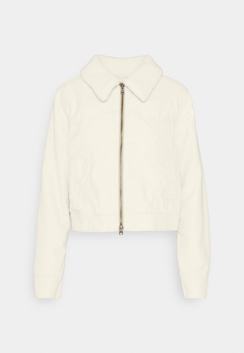 Veste blanche courte avec un col en molleton doux, fermeture éclair à l'avant et manches longues. Présente une texture de tissu lisse.