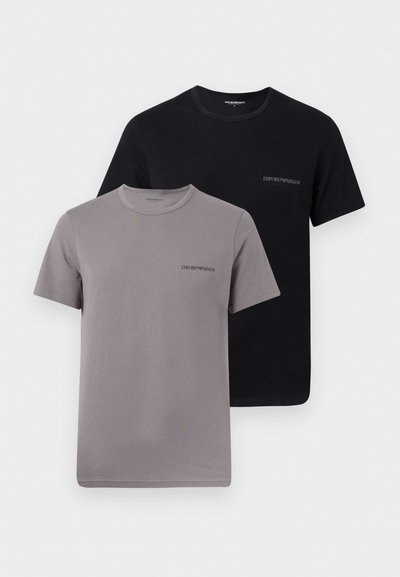 Δύο κοντομάνικα T-shirts Emporio Armani, ένα γκρι και ένα μαύρο, και τα δύο με μικρά λογότυπα στο αριστερό στήθος.