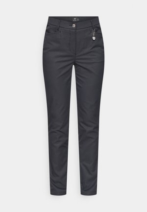 Calças pretas com um corte ajustado, apresentando uma textura suave, bolsos frontais, fecho com botão e um detalhe decorativo de chaveiro.