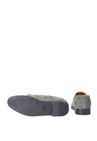 Scarpe in suede grigio con una finitura liscia, suole in gomma e design della punta arrotondata. L'interno presenta una fodera beige e dettagli di cucitura minimi.