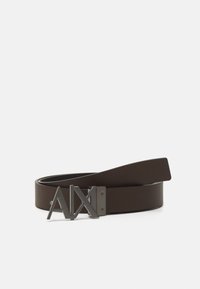 Brun kunstlæderbælte med en rektangulær metalspænde, der har de indgraverede bogstaver "AX." Glat tekstur og minimalistisk design.