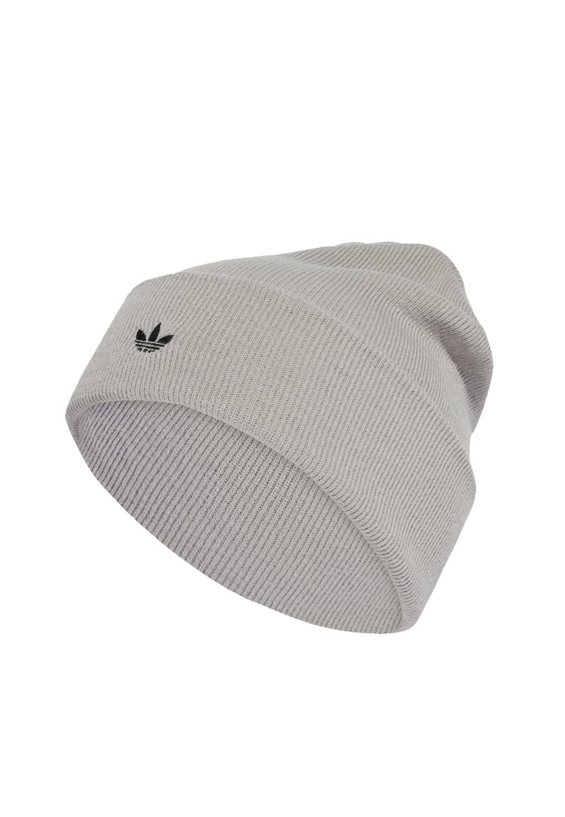 Szürke kötött sapka, puha anyagból készült; bordázott textúrával rendelkezik, és a frontrészén egy kis fekete Adidas logó található.