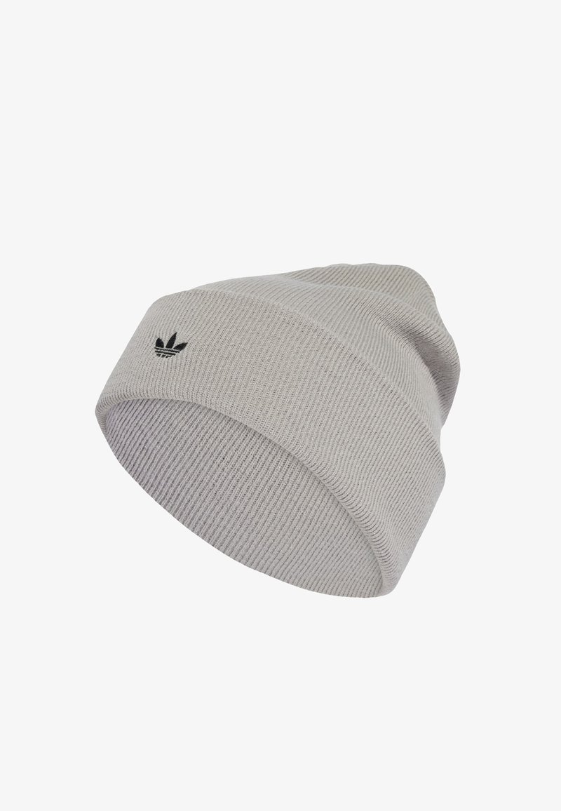 Gorra de punto gris hecha de una tela suave; presenta una textura acanalada y un pequeño logo negro de Adidas en la parte frontal.