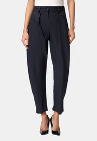 Pantalones azul marino con rayas finas, pliegues y diseño de pierna cónica. Fabricados con tela texturizada y acabado suave. Cuentan con cierre frontal de botones.