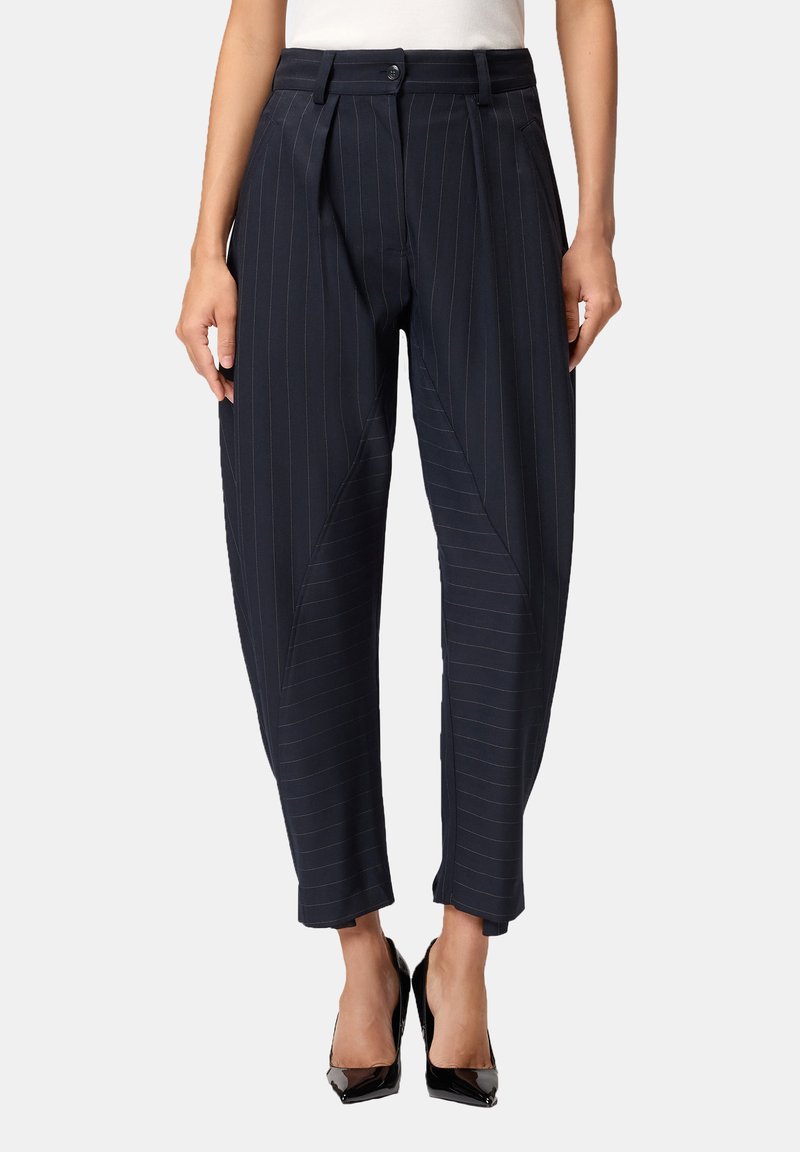 Pantalones azul marino con rayas finas, pliegues y diseño de pierna cónica. Fabricados con tela texturizada y acabado suave. Cuentan con cierre frontal de botones.